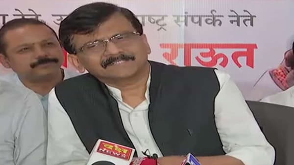 सरकार पाडण्यासाठी देव पाण्यात घातले, पण सरकार पडणार नाही, देवही म्हणतात आम्हाला पाण्यातून बाहेर काढा; राऊतांची सुस्साट टोलेबाजी