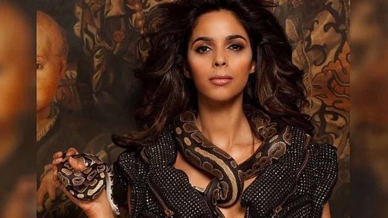 Happy Birthday Mallika Sherawat | कुटुंबाचा विरोध पत्कारून मनोरंजन विश्वात पदार्पण, बोल्डनेसमुळे नेहमीच चर्चेत राहिलीय मल्लिका शेरावत!