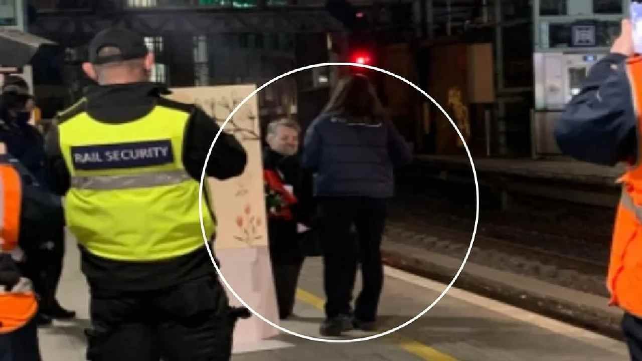 Video: ती ट्रेन चालवत स्टेशनपर्यंत पोहचली, तो ट्रेनसमोरच फुलांचा गुलदस्ता घेऊन उभा राहिला, अनोख्या प्रपोजचा व्हिडीओ व्हायरल