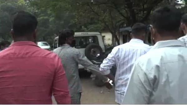 साडी नेसून तृतीयपंथी असल्याचं नाटक, भोळ्या कुटुंबांना हेरत जादूटोण्याच्या नावाने दागिने पळवायचा, पोलिसांकडून करेक्ट कार्यक्रम