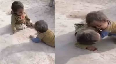 Video | ना लाल माती, ना फड, पण लहानग्यांची कुस्ती जबरदस्त, मजेदार व्हिडीओ व्हायरल