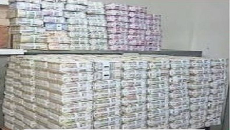 पिंपळगावच्या कांदा व्यापाऱ्यांकडे सापडले 100 कोटींचे घबाड; नोटा मोजायला 80 अधिकाऱ्यांना लागले तब्बल 18 तास पिंपळगावच्या कांदा व्यापाऱ्यांकडे सापडले 100 कोटींचे घबाड; नोटा मोजायला 80 अधिकाऱ्यांना लागले तब्बल 18 तास
