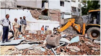 औरंगाबादः अंगुरी बाग रोडवरील धोकादायक इमारत पाडली, अनेकदा इशारा देऊनही अंमलबजावणी नाही