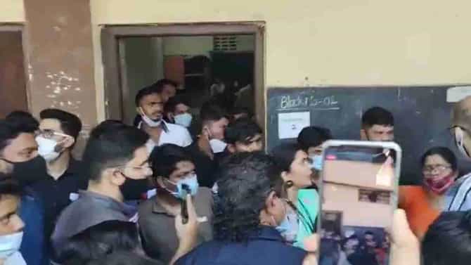 आरोग्य विभागाच्या परीक्षेत पुन्हा गोंधळ, व्हॉट्सअपवर प्रश्नपत्रिका फुटल्याचा आरोप, मुंबईत विद्यार्थ्यांचा ठिय्या