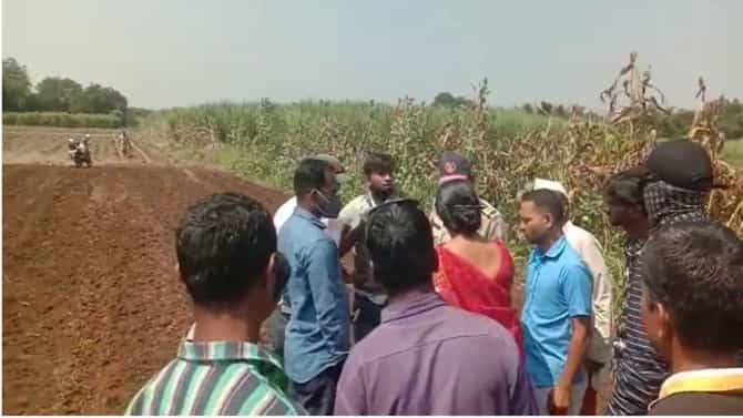 चोरटा बेकरीत आला, चॉकलेट मागू लागला, संधी मिळताच महिलेचं मंगळसूत्र हिसकावलं, शेतातून पळून जात असताना पोलिसांनी घेरलं
