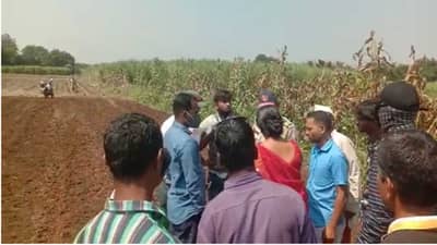 चोरटा बेकरीत आला, चॉकलेट मागू लागला, संधी मिळताच महिलेचं मंगळसूत्र हिसकावलं, शेतातून पळून जात असताना पोलिसांनी घेरलं