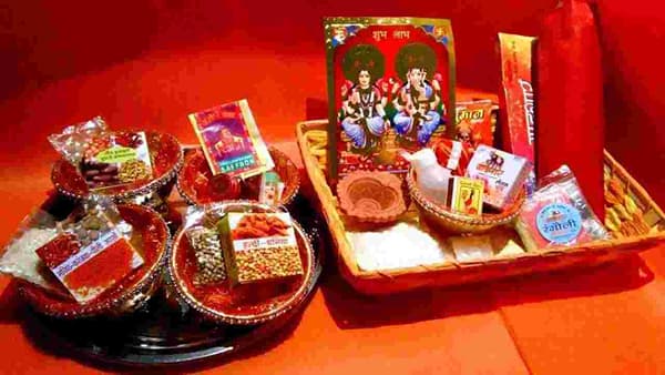 कलियुगात, आपल्या सर्व गरजा पूर्ण करण्यासाठी आणि सर्व सुखांचा उपभोग घेण्यासाठी पैशाची आवश्यकता असते, ज्यासाठी मनुष्य दररोज कठोर परिश्रम करतो, परंतु संपत्तीची देवी केवळ एका व्यक्तीवर आपल्या आशीर्वादाचा वर्षाव करते. अशा परिस्थितीत, दीपावलीच्या दिवशी, प्रत्येकजण विशेषत: त्यांचे आशीर्वाद मिळविण्यासाठी साधना-पूजा करतो. तुम्हालाही देवी लक्ष्मीची कृपा मिळावी असे वाटत असेल तर या दिवाळीच्या पूजेमध्ये खाली दिलेल्या पाच गोष्टींचा समावेश करायला विसरू नका. असे मानले जाते की देवी लक्ष्मी तिला खूप प्रिय गोष्टींचा समावेश करून तिचे आशीर्वाद प्राप्त करते आणि वर्षभर पैशाची कमतरता नसते आणि जीवनाशी संबंधित सर्व सुख प्राप्त होतात.