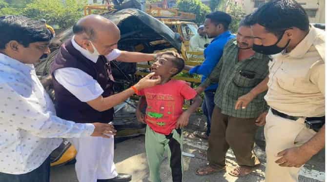 अपघात पाहताच थांबले, जखमी मुलाचा चेहरा रुमालाने पुसला, औरंगाबादेत डॉ. कराड यांनी दिला माणुसकीचा दाखला