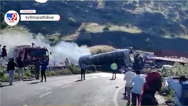 VIDEO | ट्रकची जोरदार धडक, केमिकल्सवाहू टँकर उलटून पेटला, दोघांचा मृत्यू