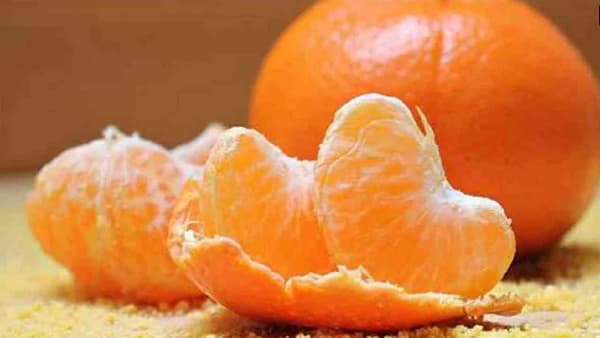 संत्री - संत्री खाणे आपल्या आरोग्यासाठी फायदेशीर आहे. याचे कारण म्हणजे ते स्वादिष्ट असण्यासोबतच सर्व आवश्यक पोषक तत्वांनी परिपूर्ण आहे. संत्रीमध्ये व्हिटॅमिन सी मोठ्या प्रमाणात असते. हे रोग प्रतिकारशक्ती वाढवण्यास मदत करते. हिवाळ्याच्या काळात आजारी पडण्याचा धोका जास्त असतो. त्यामुळे या मोसमात रोगप्रतिकारशक्ती वाढवणाऱ्या संत्रीचे सेवन केले पाहिजे.