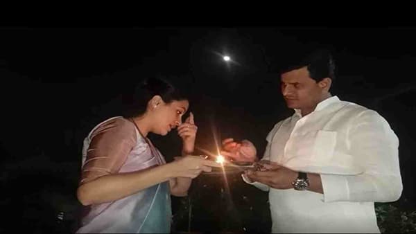 कॅलेडरनुसार दरवर्षी कार्तिक महिन्याच्या चौथ्या (चतुर्थीस) करवा चौथ व्रत असते. परंपरेनुसार हिंदीभाषीय विवाहित महिला यादिवशी पहाटेच शिव शंकराला व सूर्याला जलअर्घ्य देवून सकाळ ते रात्री चन्द्रदर्शनापर्यंत उपाशी राहतात.