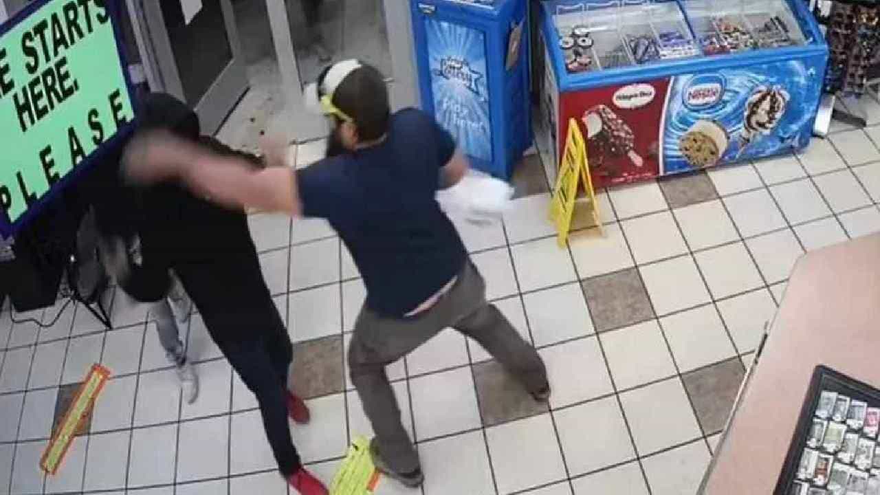 Video: बंदुक घेऊन दरोडा टाकण्यासाठी आत शिरले, पण एका मरिन कमांडोच्या शौर्यापुढं सगळं फोल ठरलं