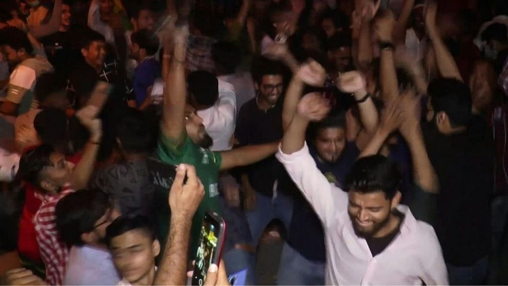 पाकिस्तानात अनेक ठिकाणी लोकांनी रात्री रस्त्यांवर येऊन जल्लोष केला, अनेक ठिकाणी लोक नाचत गात होते. 