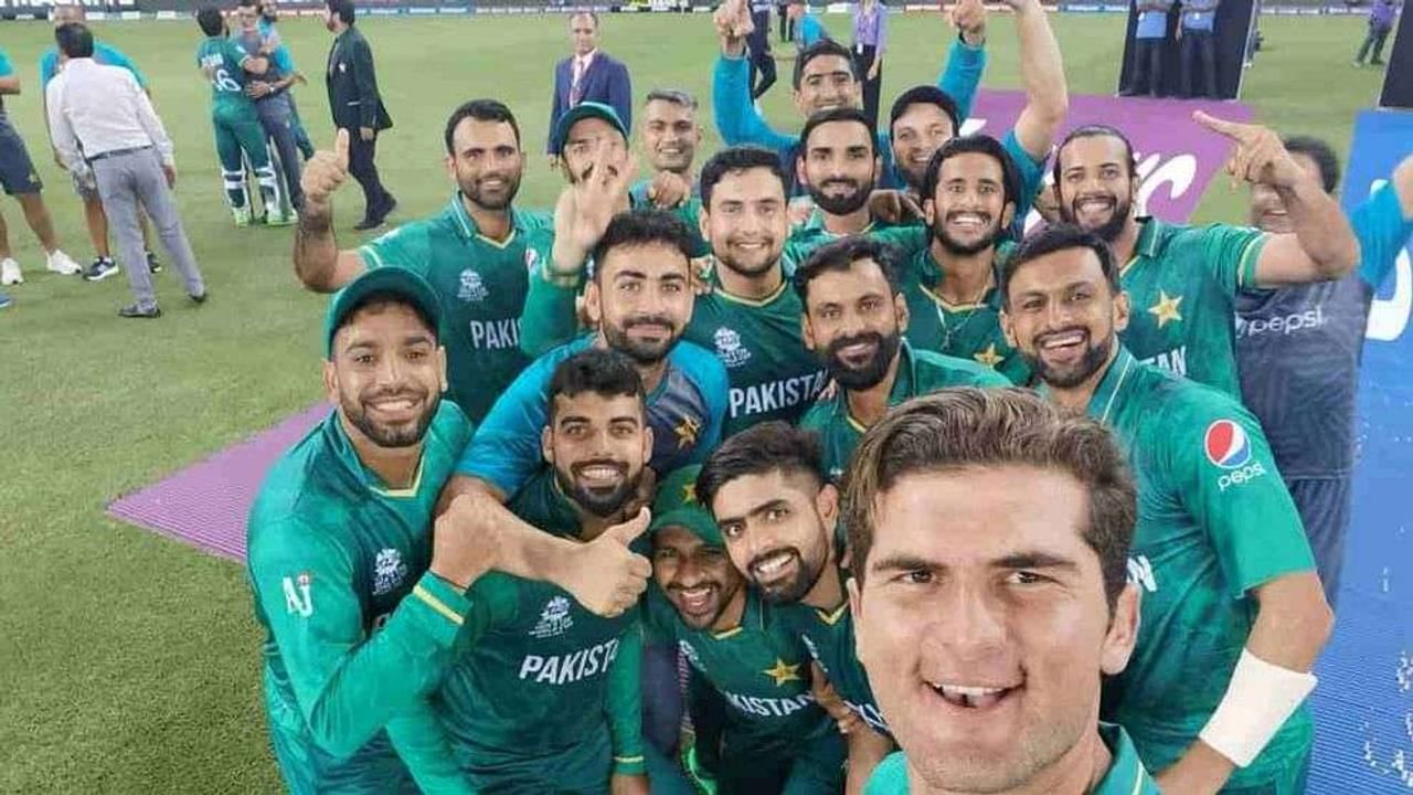 टी-20 विश्वचषक स्पर्धेमध्ये (T20 World Cup 2021) भारत आणि पाकिस्तान यांच्यात रविवारी एकतर्फी लढाई पाहायला मिळाली. हा सामना पाकिस्तानने अगदी सहज खिशात घातला. उत्कृष्ट खेळाचं दर्शन घडवत पाकिस्तान संघाने 10 विकेट्सनी दमदार विजय मिळवला. त्यामुळे रविवारी रात्रीच पाकिस्तानात दिवाळी साजरी करण्यात आली. लोक रस्त्यांवर उतरुन जल्लोष करत असल्याचे पाहायला मिळाले. काही ठिकाणी पोलिसांनी फायरींग करुन जल्लोष साजरा केला.