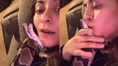 I Love You म्हणत, महिलेकडून महाकाय सापाचे Kiss वर Kiss, नेटकरी म्हणाले, बाई, तो साप आहे, टेडी बेअर नाही!