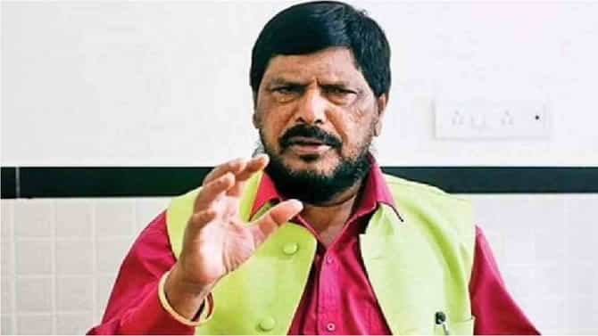 ज्यांनी जिंकली लोकांची मने... आठवलेंच्या कवितेची पुन्हा एकदा चर्चा, भाजप उमेदवाराचा प्रचार करताना सभा जिंकली