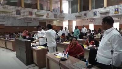 सोलापूर जिल्हा परिषदेच्या बैठकीत रणकंदन, 4 कोटींच्या टक्केवारीच्या आरोपानं गोंधळ