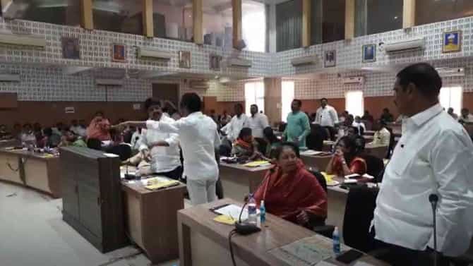 सोलापूर जिल्हा परिषदेच्या बैठकीत रणकंदन, 4 कोटींच्या टक्केवारीच्या आरोपानं गोंधळ