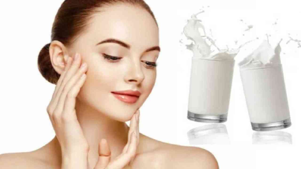 कच्चे दूध त्वचेसाठी फायदेशीर आहे. यातील लॅक्टिक अॅसिड त्वचेला एक्सफोलिएट करण्याचे काम करते. जर तुम्ही हलक्या हाताने गोलाकार हालचालीत कच्चे दूध लावले आणि नंतर स्वच्छ पाण्याने चेहरा स्वच्छ केला तर त्वचा चमकदार बनते.