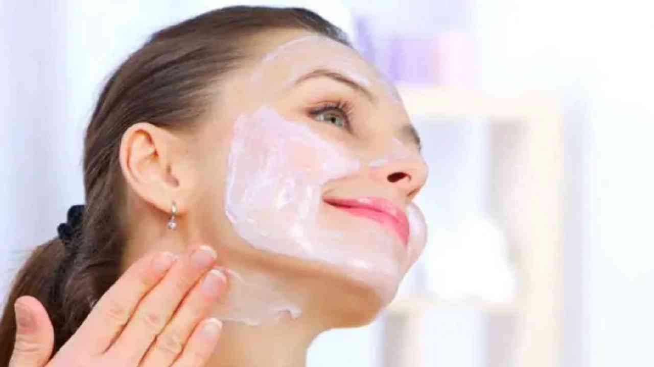 कच्चे दूध चेहऱ्यावरील घाण आणि तेल काढून टाकते. कापसाचे पॅड कच्च्या दुधात बुडवून हळूवारपणे चेहरा स्वच्छ करा. यामुळे चेहऱ्यावरील ओलावा आणि घाण साफ होते.