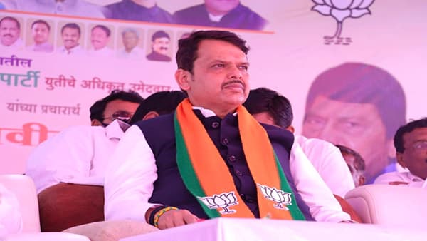 शेतकर्यांना फुटकी कवडी नाही आणि नेत्यांच्या घरात पॅकेज जातं, बिलोलीतून फडणवीसांचा राज्य सरकारवर हल्लाबोल