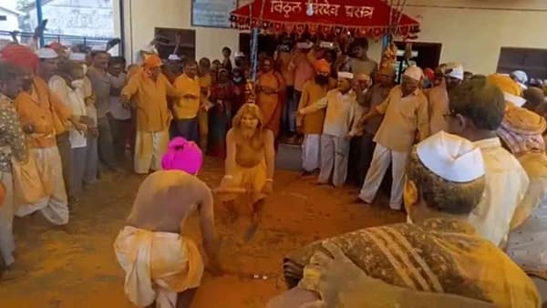 महाराष्ट्रात अनेक प्रसिद्ध लोकदैवत आहेत. पंढरपूरचा विठोबा, कोल्हापूरचा जोतिबा, जेजुरीचा खंडोबा याप्रमाणं पट्टणकोडोलीतील विठ्ठल बिरोबाला देखील राज्याबाहेरुन भाविक दर्शनासाठी येत असतात. बिरुदेवाच्या नावानं चांगभलंचा गजर करीत मोठ्या भक्तीमय वातावरणात, कोल्हापूर जिल्ह्यातल्या पट्टणकोडोली येथिल, श्री. विठ्ठल बिरदेवाच्या यात्रेस प्रारंभ झाला आहे. तसेच गेल्या शेकडो वर्षांची परंपरा असलेल्या फरांडे बाबांची भाकणूकही आज झाली.