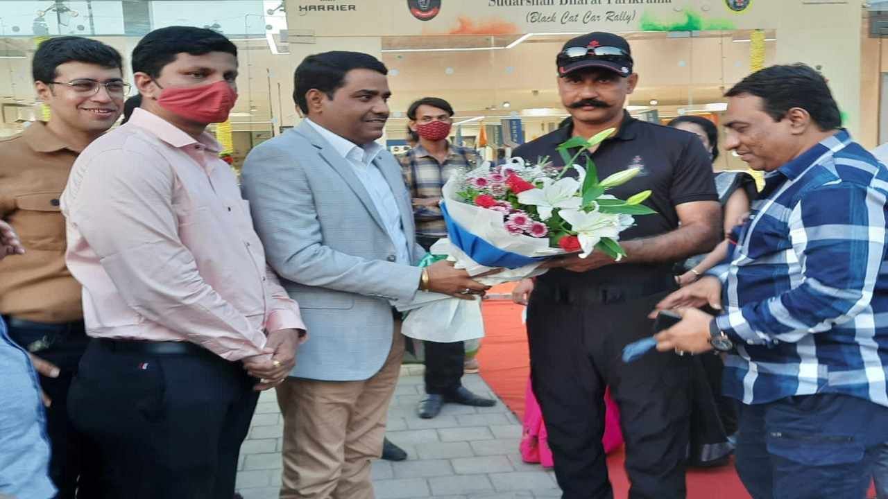 भारतीय स्वातंत्र्याच्या अमृतमहोत्सवी वर्षानिमित्त केंद्रीय गृहमंत्रालयाच्या वतीने ‘सुदर्शन भारत परिक्रमा’ आयोजित केली आहे. सुमारे 51 एनएसजी गार्ड या परिक्रमेत सहभागी झाले असून सध्या ही परिक्रमा महाराष्ट्रात दाखल झाली आहे. या परिक्रमेत सहभागी होण्याचा मान ठाणेकर नागरिक सुरेंद्र उपाध्याय यांना मिळाला आहे. देशाच्या स्वातंत्र्याला 75 वर्ष पूर्ण होत असल्याच्या पार्श्वभूमीवर केंद्रीय गृहमंत्री अमित शहा यांनी सुदर्शन भारत परिक्रमा आयोजित केली आहे.