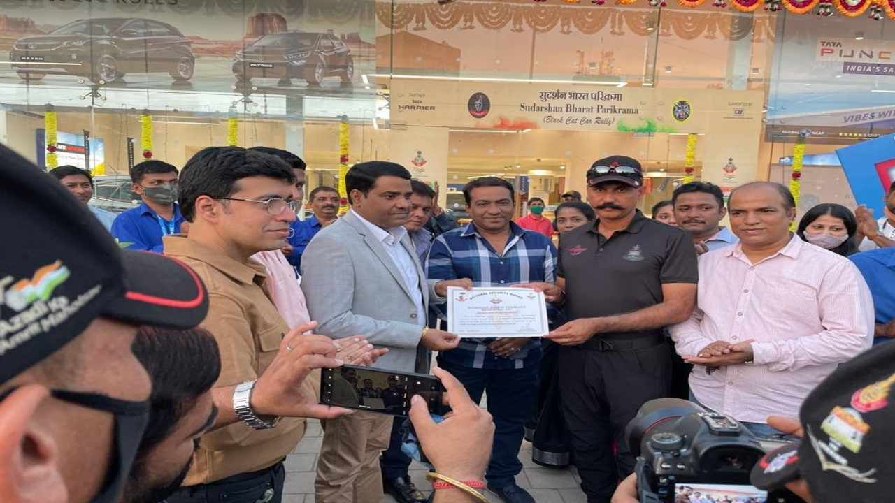 महाराष्ट्रात आल्यानंतर या रॅलीने पहिला थांबा पनवेल येथील हेरिटेज मोटार्स येथे घेतला. या एनएसजी गार्डच्या स्वागताचा मान यावेळी हेरीटेज मोटार्सचे संचालक सुरेंद्र उपाध्याय यांना मिळाला. यावेळी संतोष तिवारी हेदेखील उपस्थित होते.
या 51 एनएसजी गार्डचे उपाध्याय यांनी स्वागत तसेच सत्कार केला.