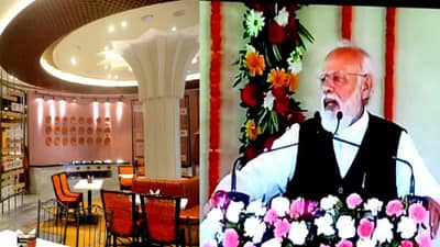 पंतप्रधानांनी रेल्वे प्रवाशांना दिलं गिफ्ट; फक्त 85 रुपयांत या सुविधेचा लाभ