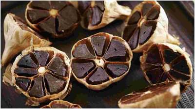 Black Garlic Benefits : उच्च रक्तदाब आणि कोलेस्ट्रॉल कमी करण्यासाठी उपयुक्त आहे काळा लसूण