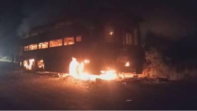 बुलडाण्यात 32 प्रवाशांसह धावणाऱ्या खासगी ट्रॅव्हल्सला भीषण आग, बस जळून खाक