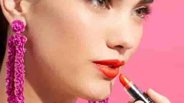 Beauty Tips : लिपस्टिक वापरत आहात? मग या खास टिप्स फाॅलो करा!