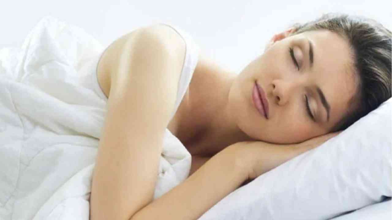 पुरेशी झोप - शरीराला डिटॉक्स करण्याइतकेच मनाचे डिटॉक्सिफाय करणे महत्त्वाचे आहे. रात्रीची चांगली झोप मेंदूतील विषारी द्रव्ये बाहेर काढण्यात आणि दिवसभराच्या थकव्यातून बरे होण्यास मदत करते. दररोज रात्री पुरेशी झोप (8 तास) घ्या.