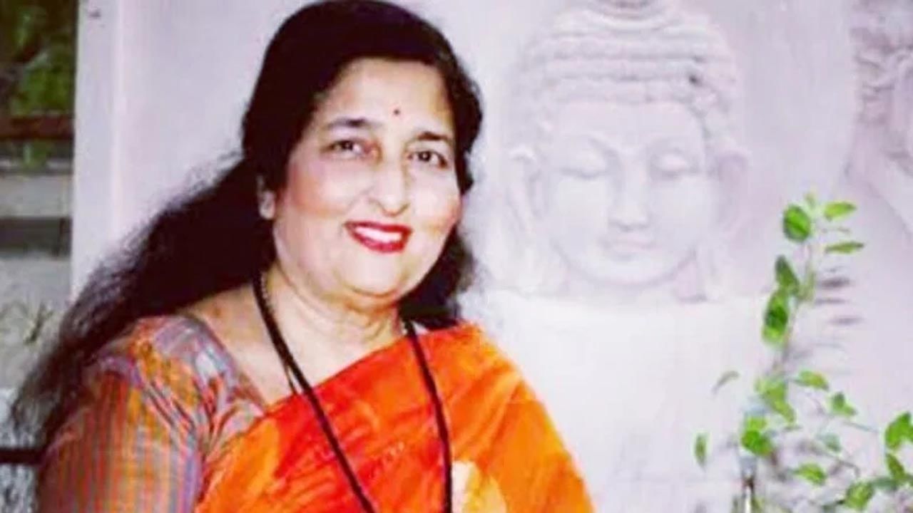 Happy Birthday Anuradha Paudwal  | 90च्या दशकात एकापेक्षा एक हिट गाणी, तरीही फिल्मी गाण्यांपासून दूर झाल्या अनुराधा पौडवाल!