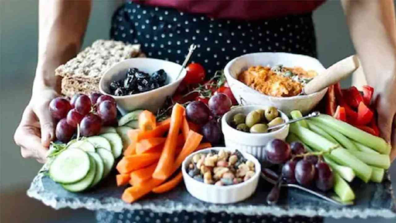 निरोगी खा - तुमच्या आहारात अँटिऑक्सिडंट्सने समृद्ध असलेल्या पदार्थांचा समावेश करा. तुम्ही स्ट्रॉबेरी, सफरचंद, राजमा आणि प्लम्स इत्यादींचे सेवन करू शकता. अँटिऑक्सिडंट्समुळे केस मजबूत होतात. 