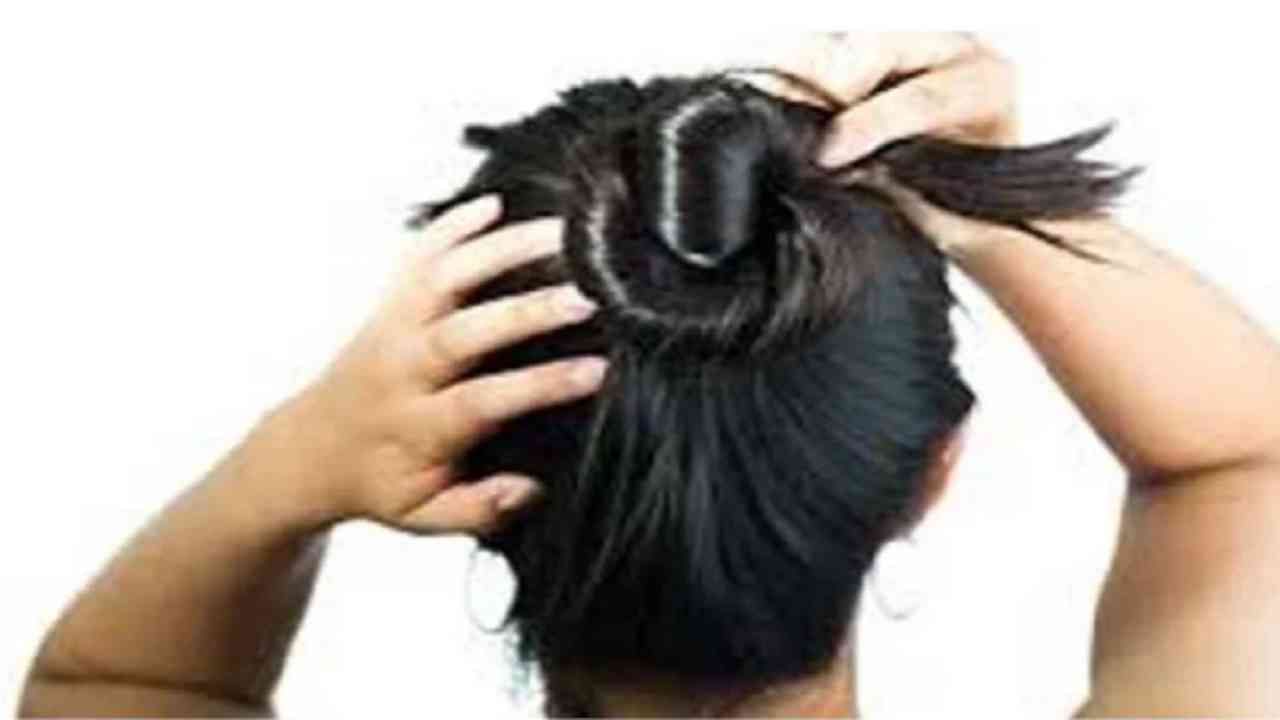 केस बांधणे टाळा - केस घट्ट बांधणे टाळा कारण त्यामुळे तुमच्या टाळूवर आणि केसांवर दबाव पडेल. असे केल्याने तुमचे केस सहज गळतील.