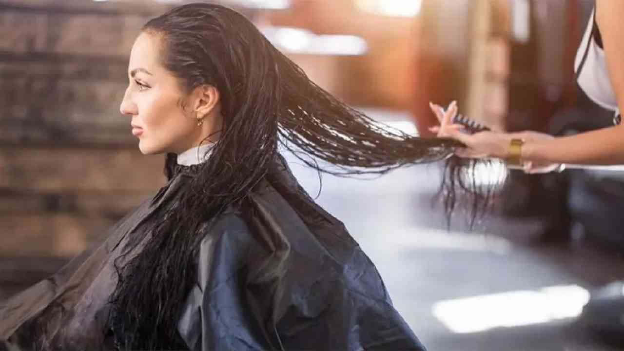 रासायनिक उपचार - केसांना रंग देणे, सरळ करणे आणि परिमिंग करणे टाळा. कारण यामुळे केस गळू शकतात. तसेच, या उपचारांची देखभाल जास्त असते. 