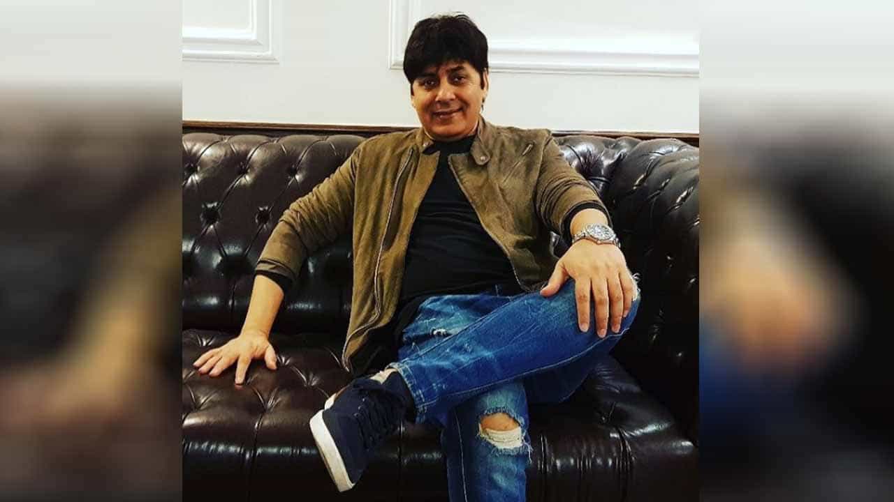 सुदेश लहरी (Happy Birthday Sudesh lehri) हा एक प्रसिद्ध विनोदी कलाकार आणि टीव्ही कलाकार आहे. तो विशेषतः पंजाबी चित्रपट आणि कॉमेडी शोमध्ये झळकतो. सुदेश लहरी यांचा जन्म 27 ऑक्टोबर 1964 रोजी पंजाबमधील जालंधर येथे झाला. त्यांनी पंजाबमधील जालंधर येथून सुरुवातीचे शिक्षण पूर्ण केले आहे. चला कॉमेडी किंगबद्दल काही रंजक गोष्टी जाणून घेऊया...