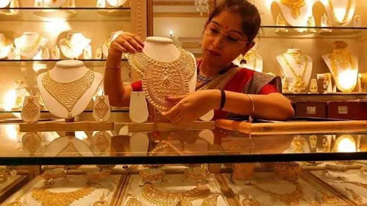 Gold price: दिवाळीच्या पहिल्याच दिवशी सोन्याचा भावात किंचित वाढ, चांदीच्या भावात घसरण