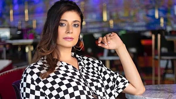बॉलिवूडची सुंदर अभिनेत्री पूजा बत्रा (Pooja Batra) 27 ऑक्टोबरला तिचा वाढदिवस साजरा करत आहे. ती आता मोठ्या पडद्यापासून दूर असेल, पण एक काळ असा होता जेव्हा तिची गणना बॉलिवूडच्या टॉप अभिनेत्रींमध्ये केली जात होती. पूजा बत्राने बॉलिवूडमधील अनेक दिग्गज कलाकारांसोबत काम करून स्वत:ची वेगळी ओळख निर्माण केली.