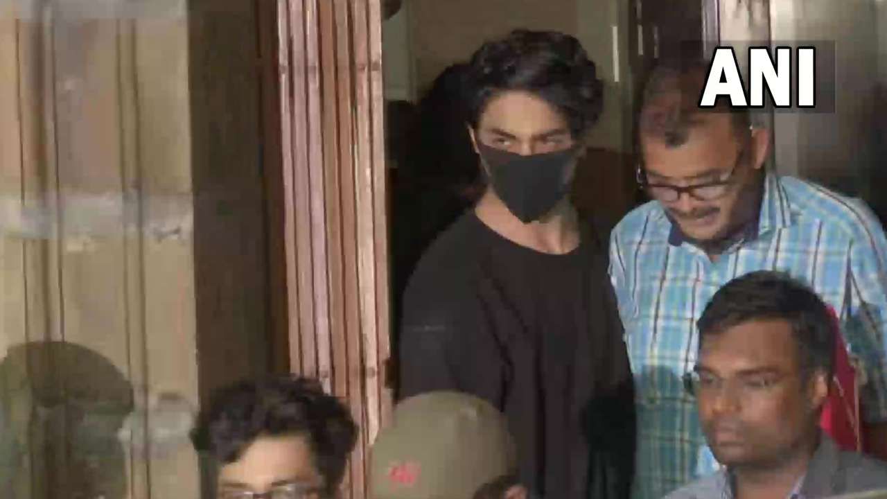 आर्यन खानच्या सुनावणी दरम्यान कोर्टात वकिलांचीच गर्दी अन् गोंधळ, न्यायाधीश उठले; सर्वांनाच बाहेर काढलं आर्यन खानच्या सुनावणी दरम्यान कोर्टात वकिलांचीच गर्दी अन् गोंधळ, न्यायाधीश उठले; सर्वांनाच बाहेर काढलं