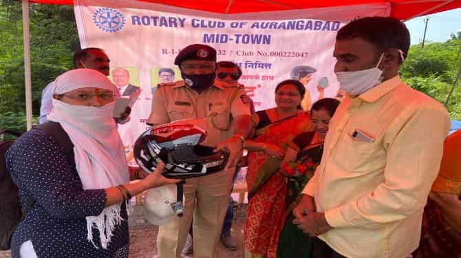 औरंगाबादेत अनोखी करवा चौथ, विना हेल्मेट गाडी चालवणाऱ्या पतींना पत्नींकडून हेल्मेटची भेट