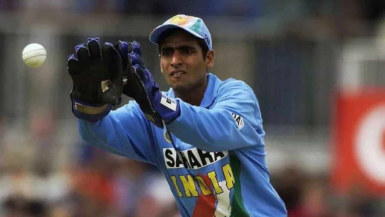 टी20 विश्वचषकानंतर (T20 World Cup) भारतीय क्रिकेट संघात (Indian Cricket Team) अनेक बदल होणार आहेत. यान्वयेच मुख्य प्रशिक्षक रवी शास्त्रींसह इतर कोचिंग स्टाफही बदलणार आहे. दरम्यान फिल्डिंग कोच आर श्रीधर यांच्या जागेसाठीही अनेक निवेदनं येत असून एका अशा माजी भारतीय क्रिकेटपटूंने अर्ज केला आहे, ज्याच्या नावावर एक अनोखा रेकॉर्ड आहे. या खेळाडूंच नाव अजय रात्रा (Ajay Ratra) असं असून सर्वात कमी वयात यष्टीरक्षक म्हणून कसोटी शतक लगावण्याचा विक्रम त्याच्या नावावर आहे.