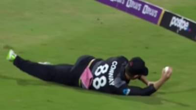 PAK vs NZ: न्यूझीलंडच्या कॉन्वेने टिपलेला झेल पाहून सर्वच चकीत, क्रिकेटर कि सुपरमॅन?, पाहा VIDEO