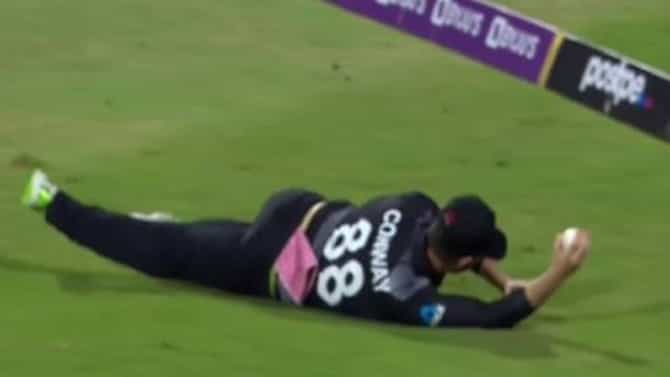 PAK vs NZ: न्यूझीलंडच्या कॉन्वेने टिपलेला झेल पाहून सर्वच चकीत, क्रिकेटर कि सुपरमॅन?, पाहा VIDEO
