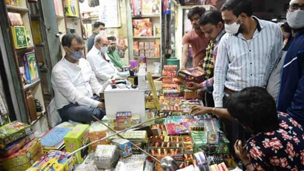 मोठी बातमी: पुण्यात फटाक्यांच्या विक्रीसाठी परवाने लागणार; विदेशी फटाक्यांवर बंदी