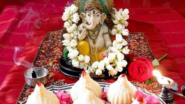 गणपतीची पूजा केल्याने खूप फायदा होतो. रिद्धी-सिद्धी दाता श्रीगणेशाची आराधना केल्याने जीवनातील सर्व दु:ख आणि अडथळे दूर होतात. गणपतीला प्रसन्न करून तुमची इच्छा पूर्ण करण्यासाठी तुम्ही कधीही त्याची पूजा करू शकता, पण दीपावलीच्या दिवशी त्याच्या पूजेला विशेष महत्त्व आहे. दीपावलीच्या दिवशी गणपतीची पूजा केल्याने केवळ गजाननाचाच नव्हे तर देवी लक्ष्मीचाही आशीर्वाद मिळतो.