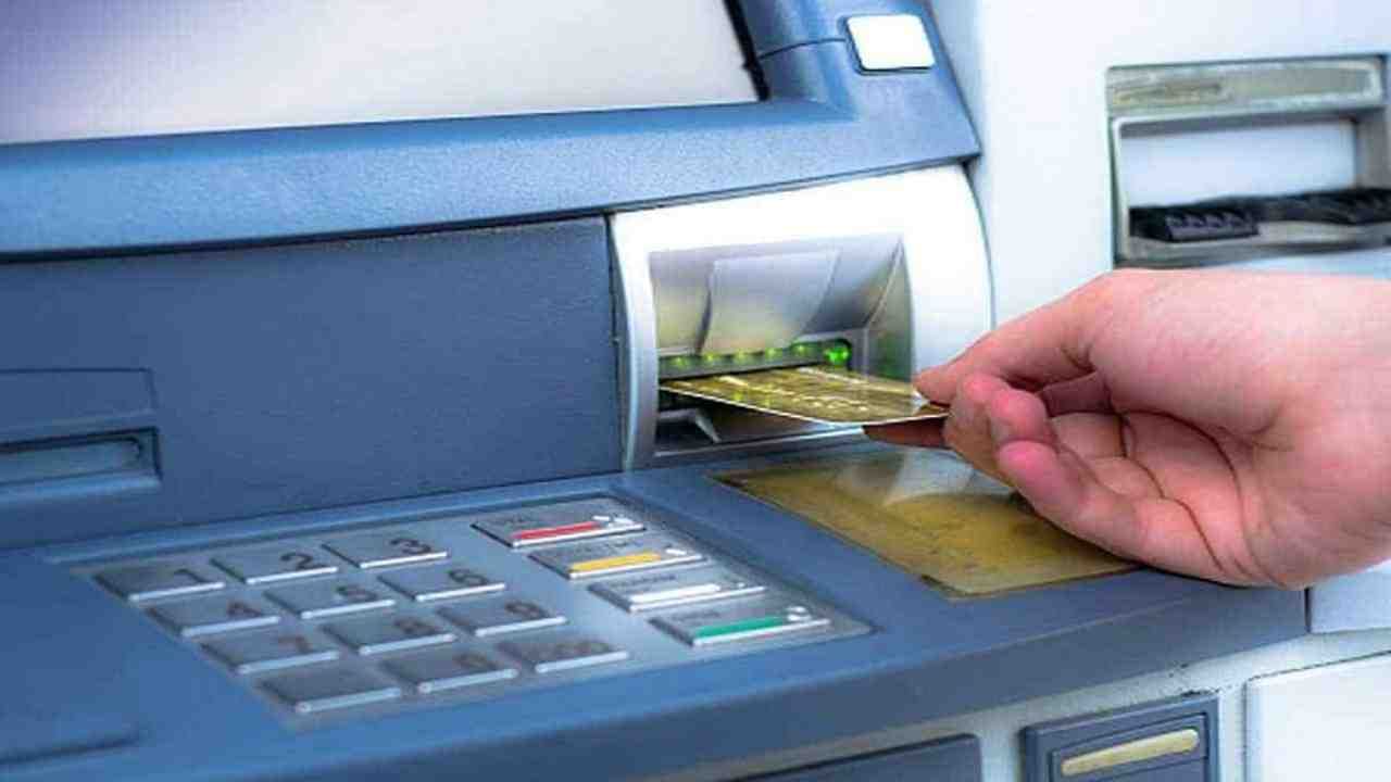 एसबीआय बँकेच्या खातेधारकांसाठी महत्त्वाची बातमी; ATM मधून 10 हजार काढण्यासाठी चार अंकी नंबर अनिवार्य