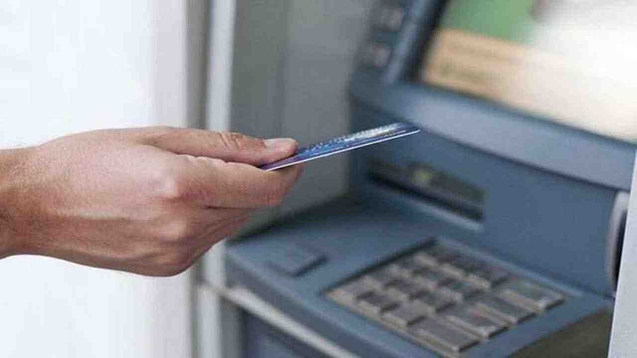 एसबीआय बँकेच्या खातेधारकांसाठी महत्त्वाची बातमी; ATM मधून 10 हजार काढण्यासाठी चार अंकी नंबर अनिवार्य