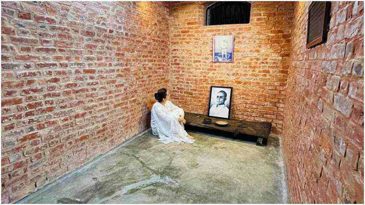 बॉलिवूड अभिनेत्री कंगना रानौत नुकतंच अंदमान निकोबारमधील सेल्युलर जेलमध्ये पोहोचली होती. हा तोच तुरुंग आहे जिथे वीर सावरकरांना काळ्या पाण्याची शिक्षा झाली होती. कंगनाने तुरुंगातील तिचे फोटो शेअर केले आहेत. कंगनाचे हे फोटो सोशल मीडियावर व्हायरल होत आहेत.